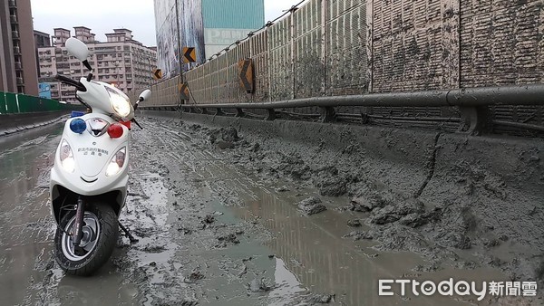 ▲▼砂石車在快速道路上滲漏，導致沿線2.1公里路面皆是淤泥。（圖／記者陳豐德翻攝）