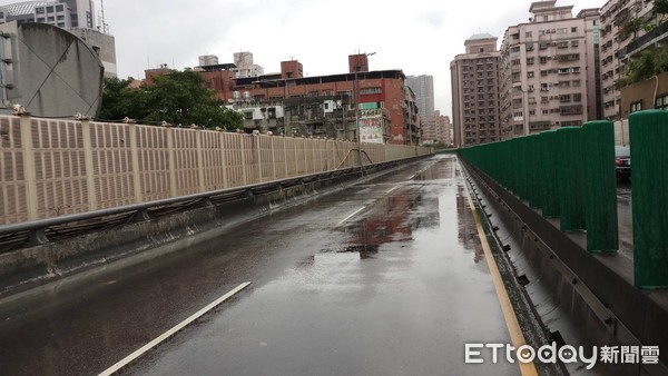 ▲▼砂石車在快速道路上滲漏，導致沿線2.1公里路面皆是淤泥。（圖／記者陳豐德翻攝）