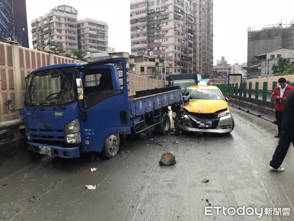 ▲▼砂石車在快速道路上滲漏，導致沿線2.1公里路面皆是淤泥。（圖／記者陳豐德翻攝）