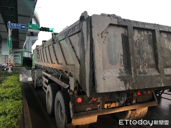 ▲▼砂石車在快速道路上滲漏，導致沿線2.1公里路面皆是淤泥。（圖／記者陳豐德翻攝）