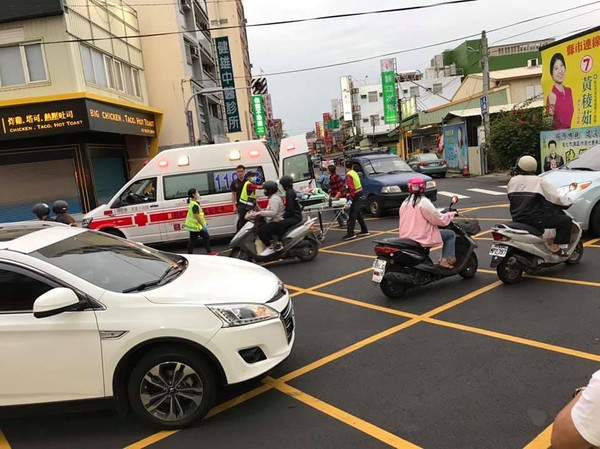 ▲騎車行經彰化市大埔路中興路口時，嬤孫被撞飛。（圖／翻攝自Facebook／彰化踢爆網）