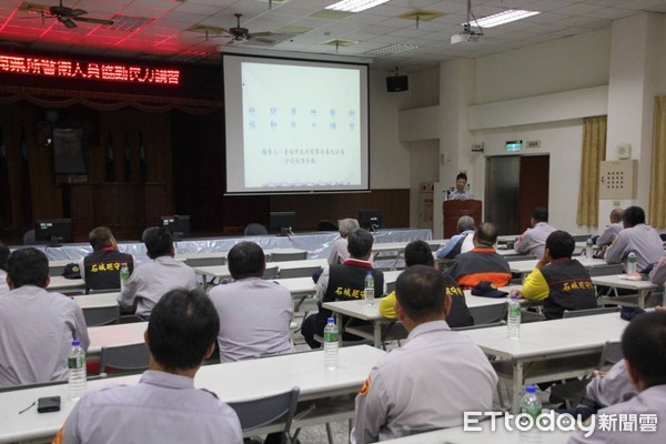 ▲善化警分局召集協勤之義警、民防等民力，舉辦「各投開票所協勤民力期前任務講習」。（圖／警方提供）  