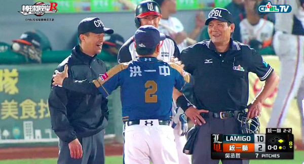 ▲洪一中上場抗議 。（圖／翻攝CPBL.TV）