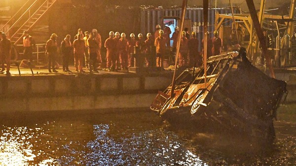 ▲墜江的公車31日晚間打撈出水。（圖／翻攝自新京報）