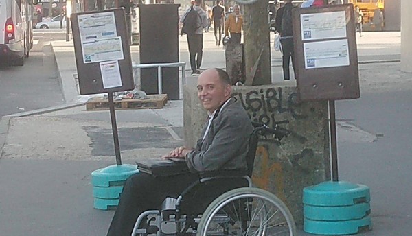 ▲身障男搭公車沒人讓位。（圖／翻攝自François Le Berre臉書）