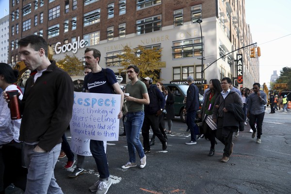 ▲由於不滿公司對性騒擾處理不公，紐約市的Google員工周四發動大罷工抗議。(圖／達志影像／美聯社）