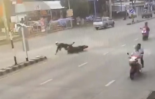 ▲▼泰國男騎車摔車，攔腰撞路牌死亡。（圖／翻攝自臉書）