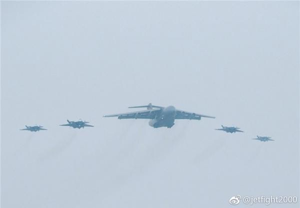 4架殲-20和1架運-20編隊在珠海上空進行低空通場，疑似為今年航展預演飛行展示表演。（圖／翻攝自大陸網站）