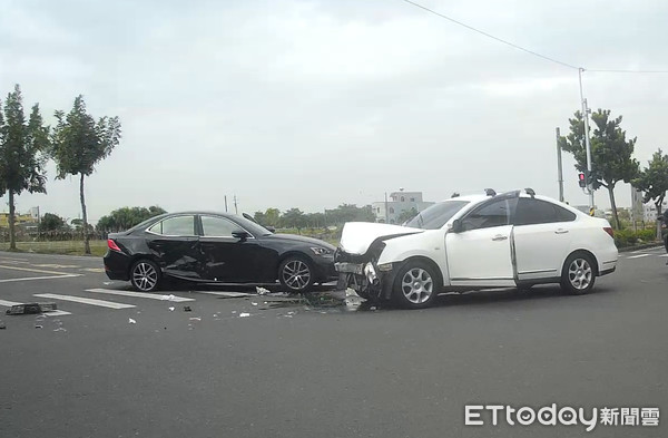 ▲▼ 嘉義市兩自小客車對撞力道之大，車頭凹陷，零件散落一地。（圖／記者翁聖勳翻攝，下同）