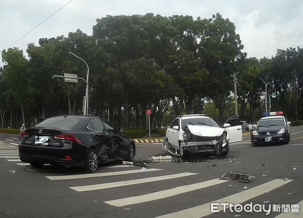 ▲▼ 嘉義市兩自小客車對撞力道之大，車頭凹陷，零件散落一地。（圖／記者翁聖勳翻攝，下同）