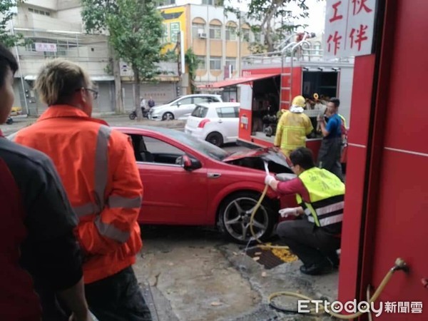 ▲▼紅色小客車疑似在馬路上狂飆撞進路邊的輪胎店起火燃燒。