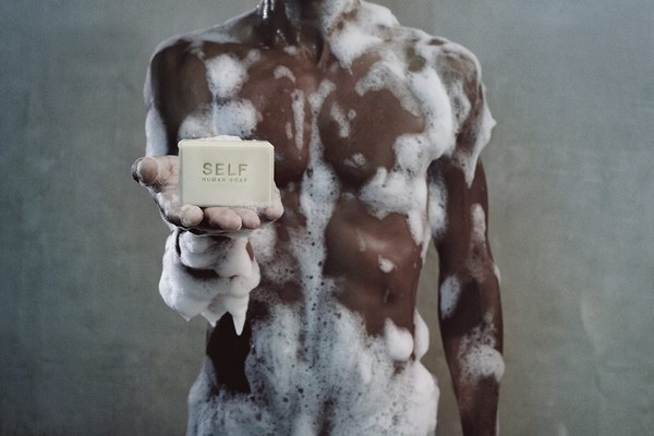 ▲ 荷蘭藝術家推出「Schuldfabrik」計畫，打算在藝術節販售「由人體脂肪做成的肥皂」   。（圖／翻攝自Julian Hetzel官網）