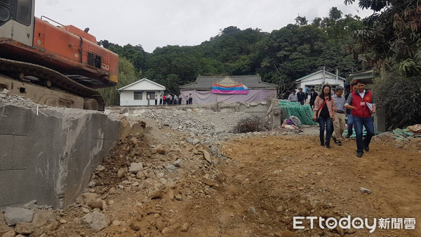 ▲彰化執行署2日到碧雲禪寺拆除現址測量及指界。（圖／記者唐詠絮翻攝，以下同）