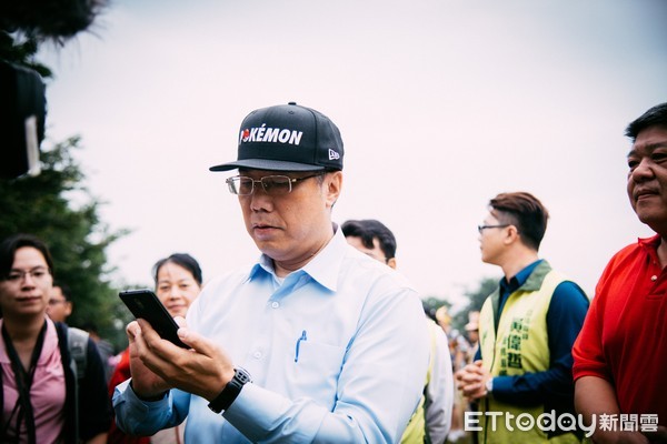 ▲民進黨台南市長候選人黃偉哲，11月2日現身奇美博物館的「Pokémon GO Safari Zone in Tainan」活動，親自抓寶與玩家同樂，受到玩家歡迎。（圖／黃偉哲提供）