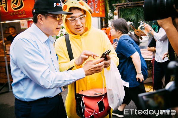 ▲民進黨台南市長候選人黃偉哲，11月2日現身奇美博物館的「Pokémon GO Safari Zone in Tainan」活動，親自抓寶與玩家同樂，受到玩家歡迎。（圖／黃偉哲提供）