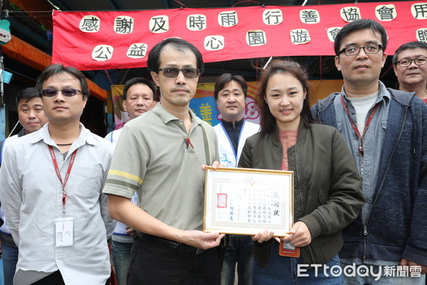 ▲及時雨行善協會捐款，幫助啟智教養院募集建院經費。（圖／廖帝權提供）