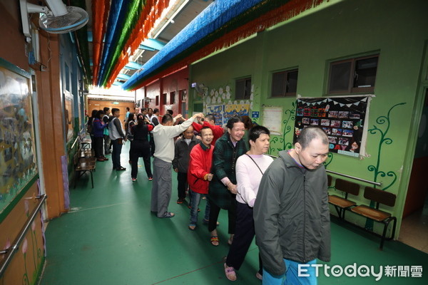 ▲及時雨行善協會捐款，幫助啟智教養院募集建院經費。（圖／廖帝權提供）