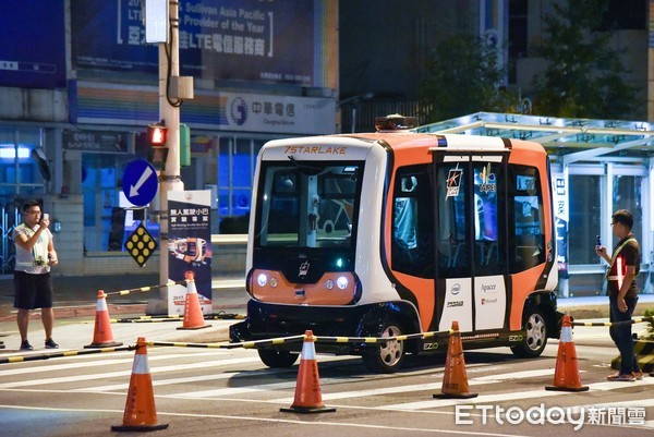 ▲照原訂計畫，台北市無人巴士將在6月完成測試後，就會投入道路實測，但仍得取得中央政府所核發的測試牌照。（圖／記者李毓康攝）