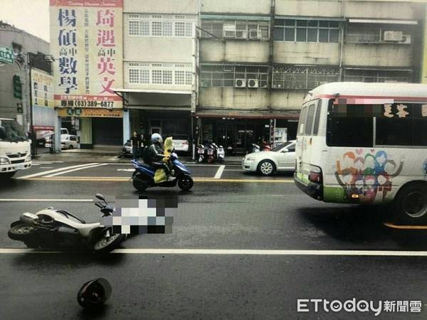 ▲大溪區公所免費公車，擦撞騎機車婦人致當場死亡。（圖／大溪警分局提供）  