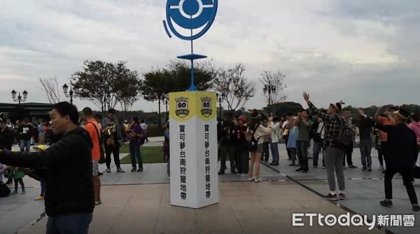 ▲Pokémon GO Safari Zone in Tainan 主場地奇美博物館、台南都會公園人數已近爆棚滿載，市府請玩家前往30個景點抓寶遊戲更暢順。（圖／記者林悅翻攝，下同）