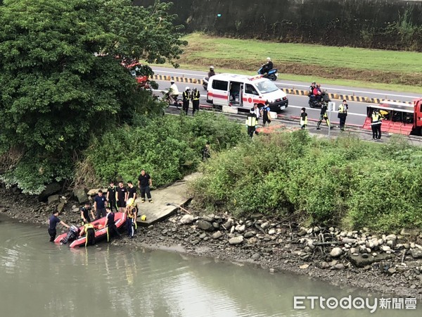 ▲▼紅衣女跳大漢橋。（圖／記者陳雕文翻攝）