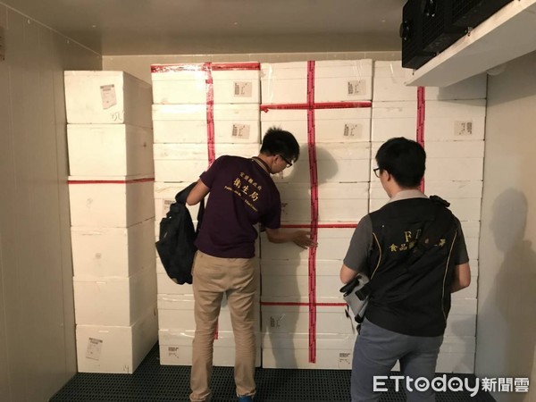 ▲▼宜蘭衛生局將2批檢驗不合格的5千607公斤戴奧辛大閘蟹，現場全數封存。（圖／記者游芳男翻攝，下同）