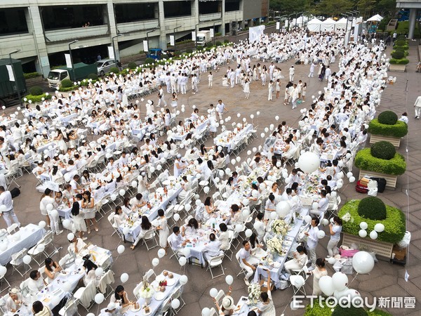 ▲▼台灣第一場國際白色野餐，有近1000人參加。（圖／記者陳建竹攝）