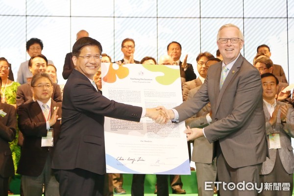 ▲▼市長林佳龍將178城市簽署的台中宣言交給AIPH。（圖／台中市政府提供）