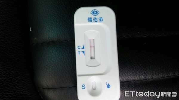 ▲▼男子開著「瑪莎拉蒂」違停，這下GG了。（圖／記者李忠憲翻攝）