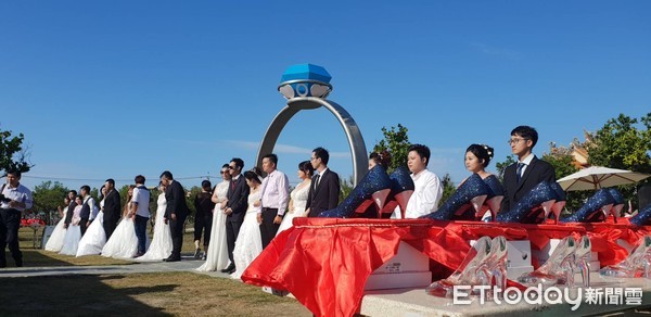 ▲▼高跟鞋教堂變身為新人拍婚紗照集體結婚新景點。（圖／記者翁聖勳攝）