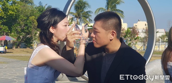 ▲▼高跟鞋教堂變身為新人拍婚紗照集體結婚新景點。（圖／記者翁聖勳攝）