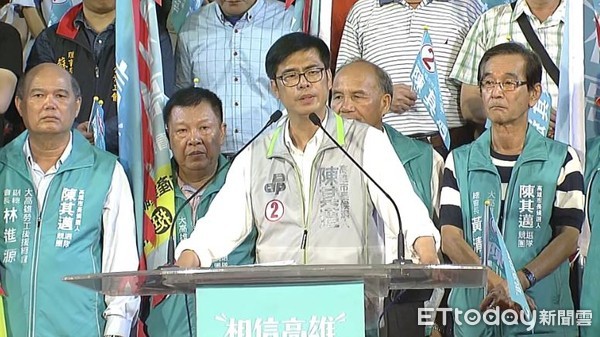 ▲陳其邁宣布辭去立委，全力投入高雄市長選戰。（圖／取自直播畫面）