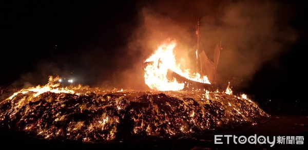 ▲東港迎王平安祭典圓滿，擅讓馬隻加入遶境兩主事者各鞭打100下。（圖／記者陳崑福攝）