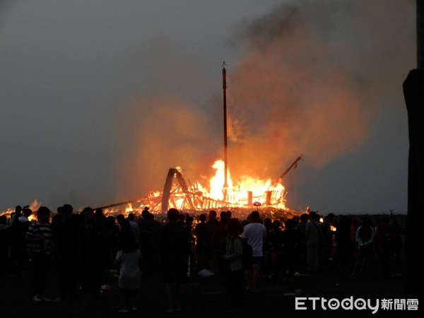 ▲東港迎王平安祭典圓滿，擅讓馬隻加入遶境兩信徒各鞭打100下。（圖／記者陳崑福攝）