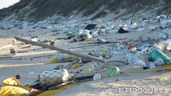 ▲▼金門東部海岸完全被垃圾覆蓋。（圖／海湧工作室陳人平提供）
