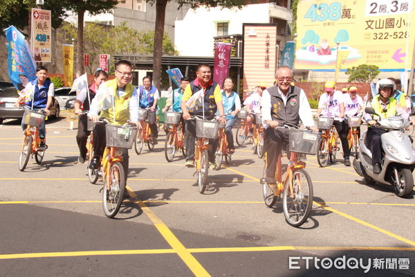 ▲徐耀昌青年後援會騎乘Ｕｂｉｋｅ遊行市區，力挺徐耀昌的「Ｕｂｉｋｅ免費保障加值服務」，為徐耀昌加油打氣。（圖／記者黃孟珍翻攝）