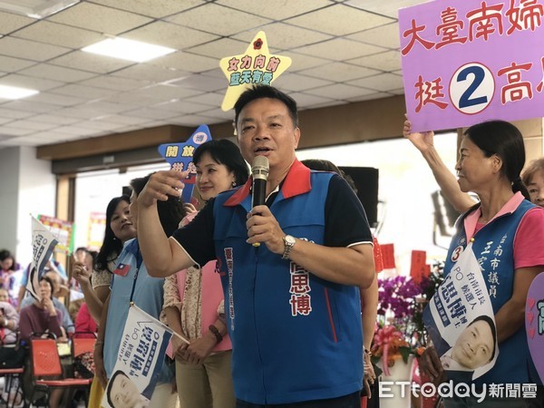 ▲國民黨台南市長候選人高思博11月4日下午在成大博物館前發表小農政策，將打造台南、高雄的南二都有機小農消費圈，讓台南優質農產賣出去。（圖／記者林悅翻攝）