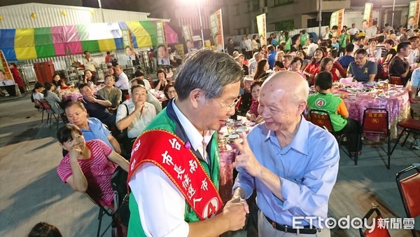 ▲台南市長候選人許忠信11月4日晚上辦募款餐會，讓許忠信感動又溫馨。（圖／記者林悅翻攝，下同）