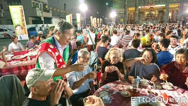 ▲台南市長候選人許忠信11月4日晚上辦募款餐會，讓許忠信感動又溫馨。（圖／記者林悅翻攝，下同）