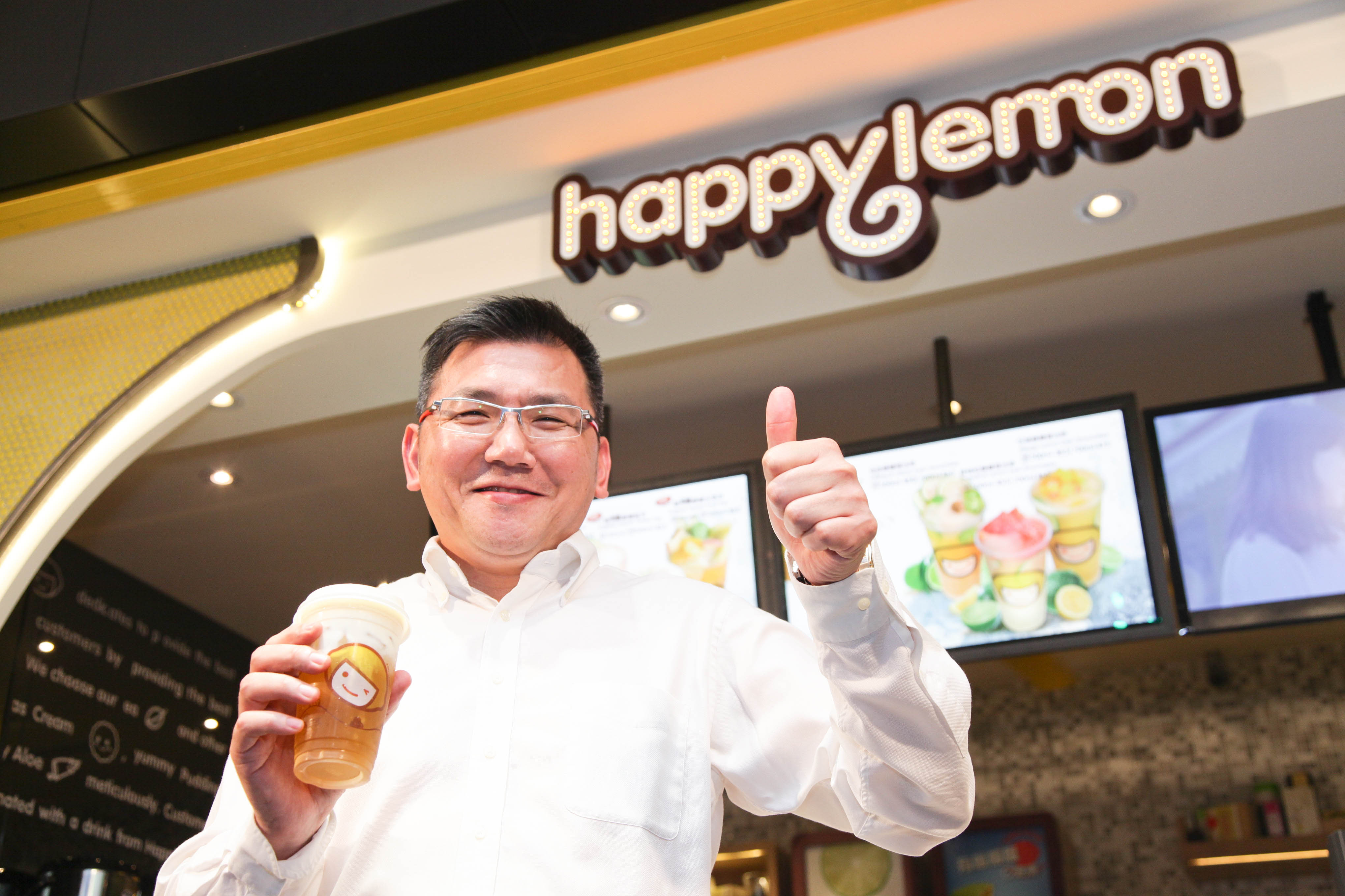 連鎖餐飲集團雅茗董事長吳伯超表示，近年主打聚焦戰法，快樂檸檬品牌今年海外展店仍有三成以上成長。（圖／雅茗集團提供）