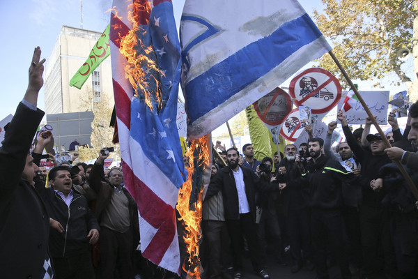 ▲伊朗示威者4日燒毀美國和以色列國旗。（圖／達志影像／美聯社）