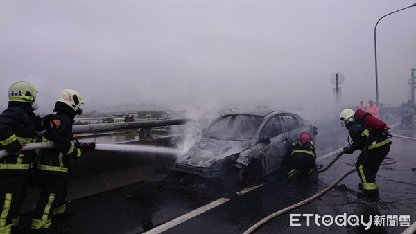 ▲▼國道5號南下35點2公里處，發生自小客火燒車意外，警消全力灌救中。（圖／記者游芳男翻攝，下同）