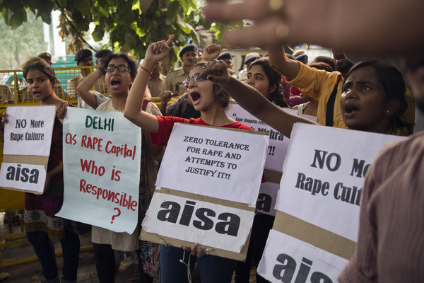▲▼印度民眾上街抗議，要求政府重視女性遭暴力對待的問題。（圖／美聯社）