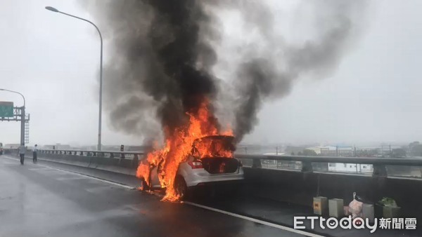 ▲▼國道5號南下35點2公里處，發生自小客火燒車意外，警消全力灌救中。（圖／記者游芳男翻攝，下同）