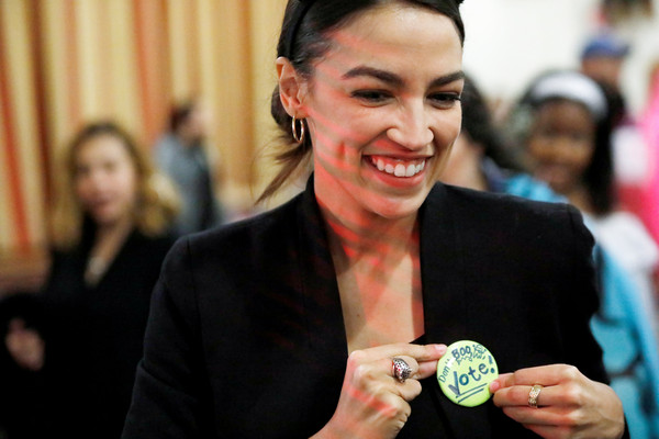 ▲▼美國期中選舉／紐約州聯邦眾議員候選人歐加修-寇蒂茲（Alexandria Ocasio-Cortez），今年只有29歲。（圖／路透社）