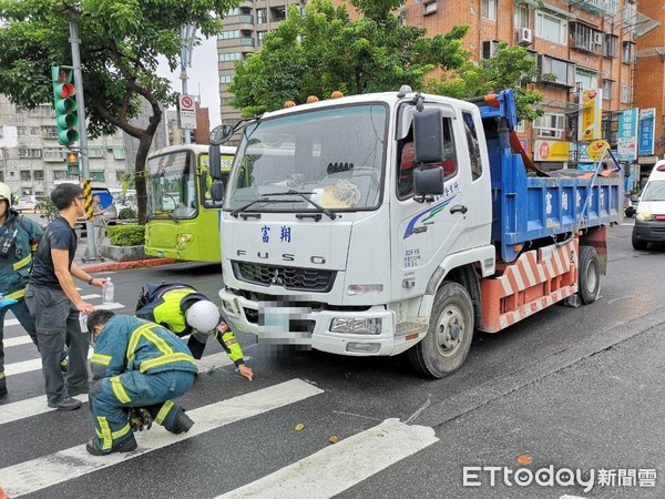 ▲▼男子被壓在貨車下。（圖／記者黃彥傑攝）