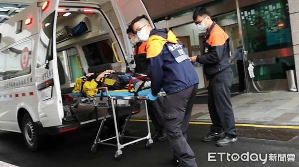 ▲▼男子被壓在貨車下。（圖／記者黃彥傑攝）