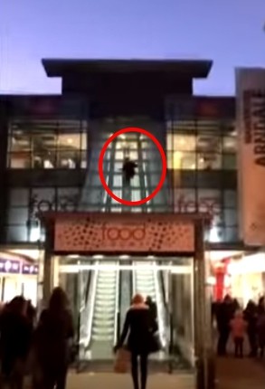 ▲▼國外YouTuber把百貨公司的手扶梯當溜滑梯。（圖／翻攝自YouTube／The Little Nuisance）