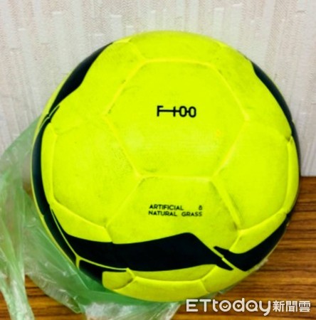 ▲▼哥倫比亞籍莫姓男子加油忘記帶錢，竟一一顆足球抵押。（圖／記者張君豪翻攝）