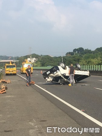 ▲▼國道高速公路中埔交流道連續兩天發生車輛翻覆。（圖／記者翁聖勳翻攝）